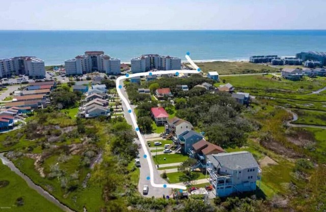 WALKING DISTANCE FROM BEACH W VIEWS. DOG FRIENDLY