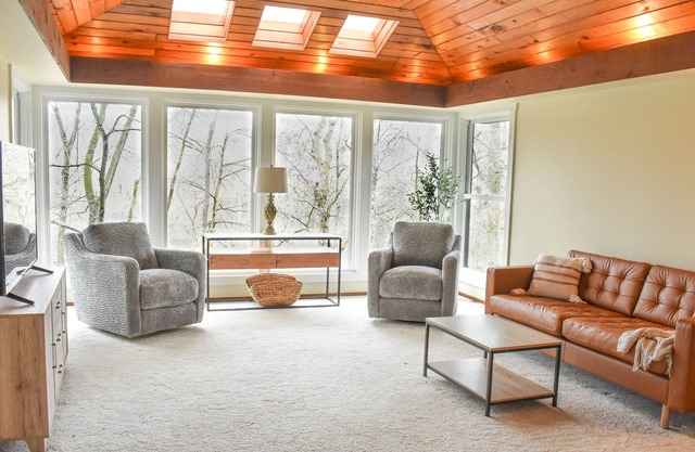 Walking distance to Bridge Park and Old Dublin! Private home on the Scioto River