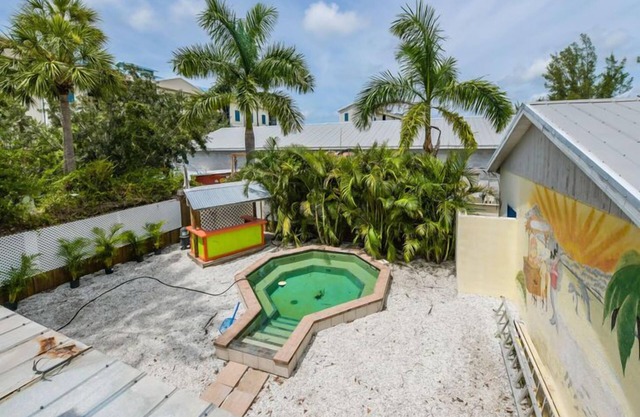 WALKING DISTANCE TO CORTEZ VILLAGE AND SHOPS AND RESTAURANTS.