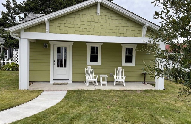 Walking distance to Downtown Beaufort, NC. Short drive to several beaches.