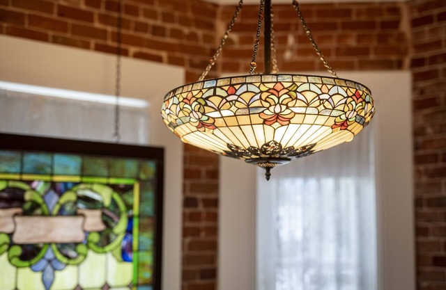 Elegant Victorian Treasure walking distance to downtown