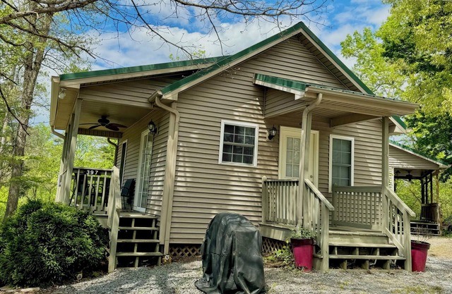 Walking Distance to Lake James: Private Resort Amenities