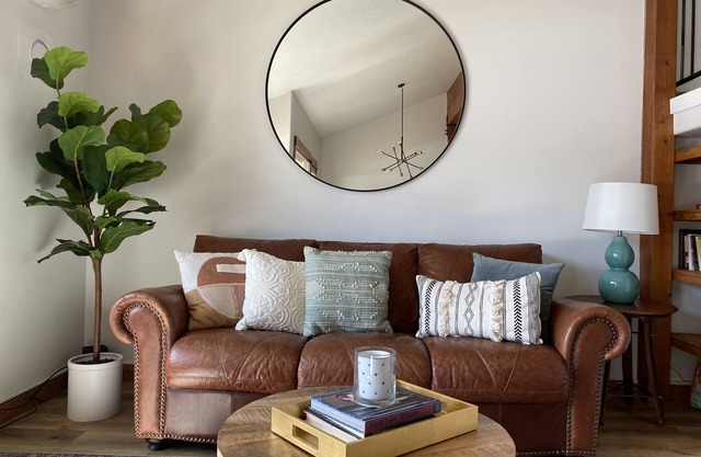 Walking distance to lake, Modern condo w INDOOR POOL, HOT TUB, and GYM