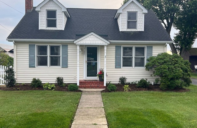 Walking distance to restaurants and marinas...dog-friendly!