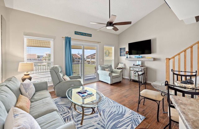 Walking distance to the beach, the Whale’s Tail & Pompano Beach!