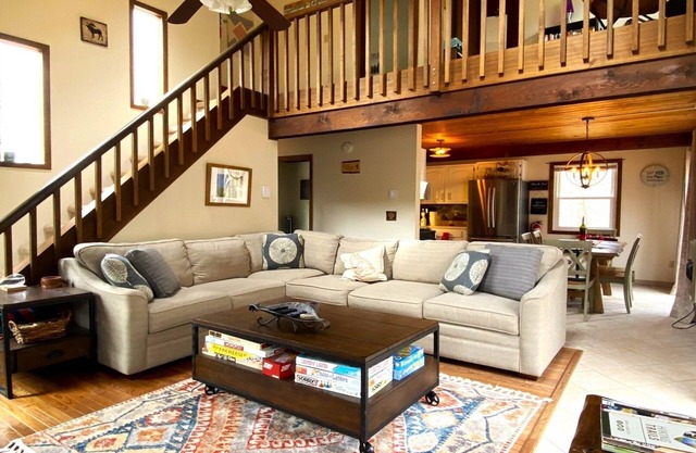 Tall Hill Lake House - Cozy chalet near beach and skiing