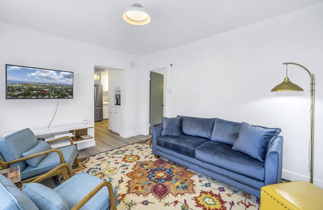 Walking distance downtown, pier, Vinoy park, many cafes/shops. Short & long term