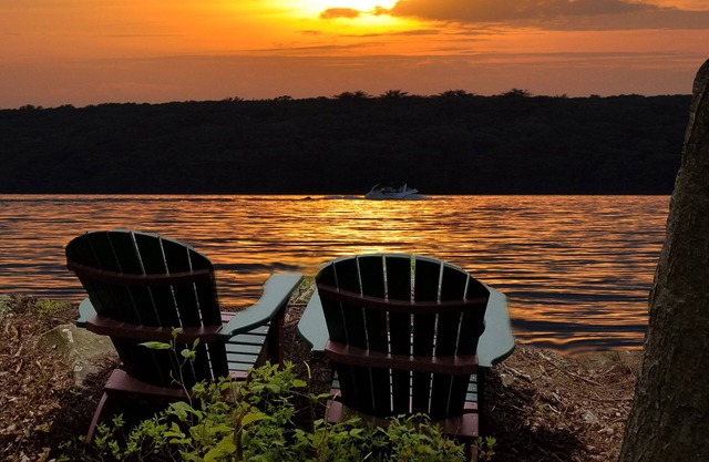 WALLENPAUPACK LAKEFRONT CABIN, Private Setting, Amazing Sunsets, Dock, Firepit!