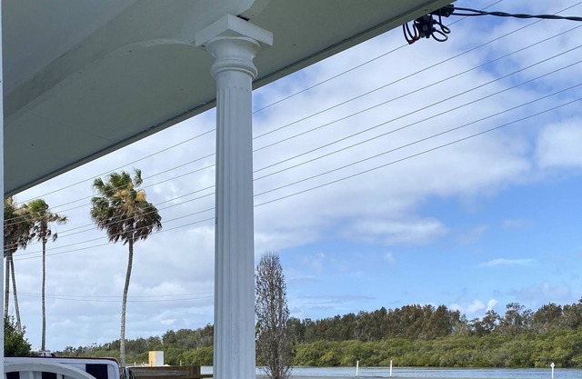 Wallis Lakehouse - Large Family Home, With the Lake Across the Road!