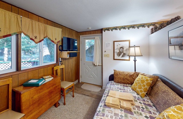 Wallowa Lake historic studio with private deck, mountain view, & nearby pond