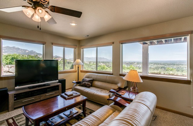 Appartement au sommet d'une montagne surplombant la ville .... vue sur la montagne et les lumières de la ville ....