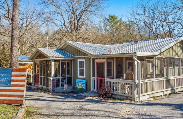 Walnut Cottage-hot tub, fenced yard, walk to downtown