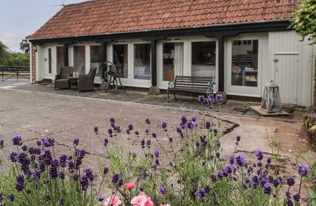 WALNUT COTTAGE, romantic, character holiday cottage in Ross-On-Wye