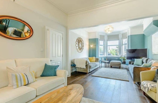 Walpole House: sleeps 19 guests in 8 bedrooms