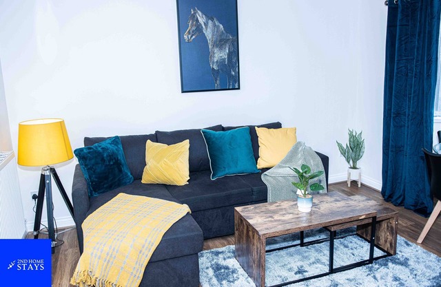 2ndHomeStays -Walsall- Charming 3-Bedroom House