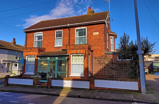 WALTON BEACH HOLIDAY LETS, family friendly in Walton-On-The-Naze