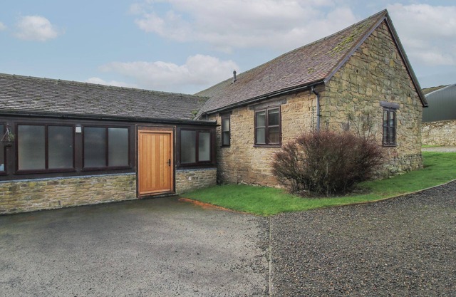 WALTON MAISONETTE, family friendly, with pool in Craven Arms