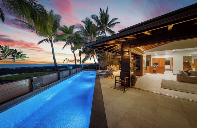 Wander Kona Bay