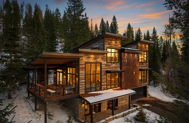 Wander Whitefish Mountain sleeps 12, w/Hot tub & gym, 5 Bedrooms