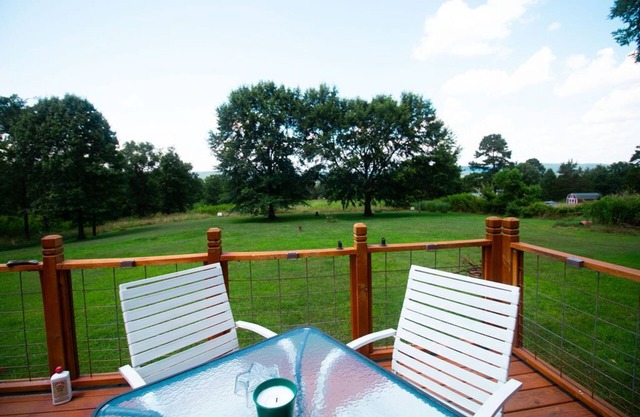 Chien bienvenus! 3 BR 2 BA sur 4 acres, clôturé, au pied des Ozarks