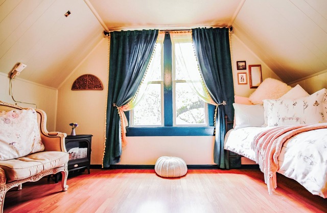 Wanderlust Escape for the Solo Nomad in Historical B&B, WiFi & AC- The Starseed