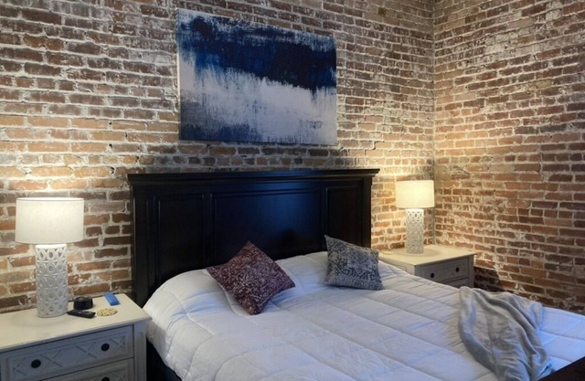 Wanderlust on Congress 2B 1 1/2bath in heart of the historic district