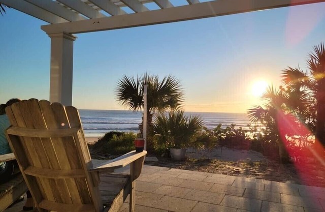 Private Oceanfront Beach House - à quelques pas de la plage sans circulation. Conviviale et familiale!