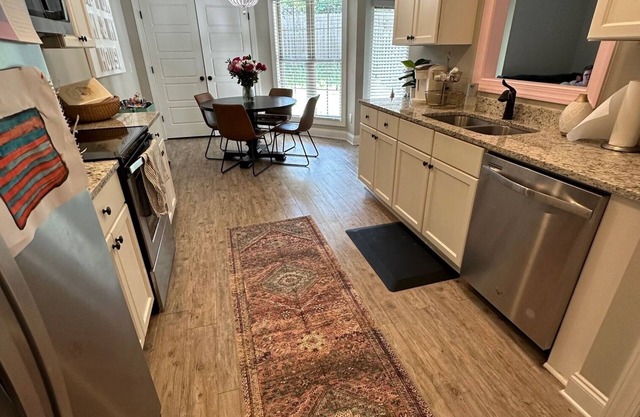 WAR-TO-THE -EAGLE townhome in the loveliest village on the Plains!