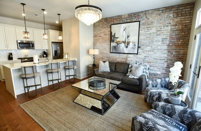 Warehouse District 2BD w/ Balcony, Walk to FQ & Superdome