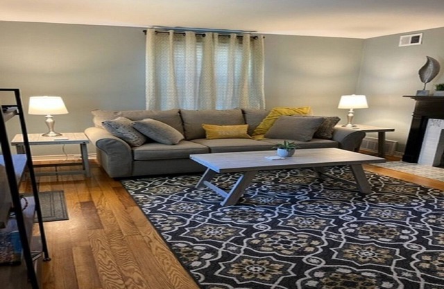 Warm and Cozy 3-bedroom, 1-bath home.Ample living space near the downtown area.