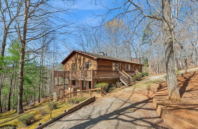 Chalet chaleureux et confortable au bord du lac de Lure, niché dans des arbres de feuillus, maison paisible pour passer votre escapade