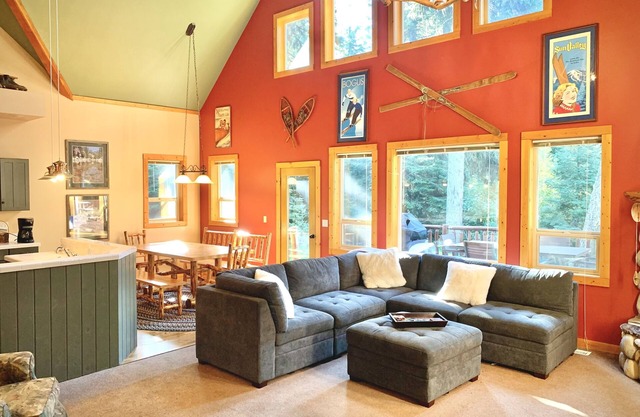 Warm and Spacious Home Near Town/Lake - Private Hot Tub & Pool Table