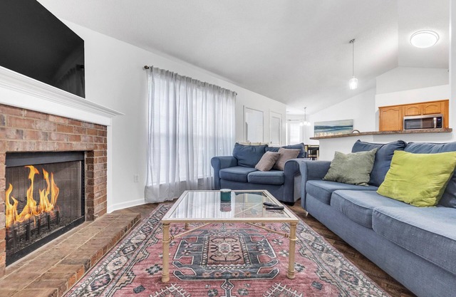Warm & Charming 4-BR in the Heart of Southaven-Near Stateline, Silo Square.
