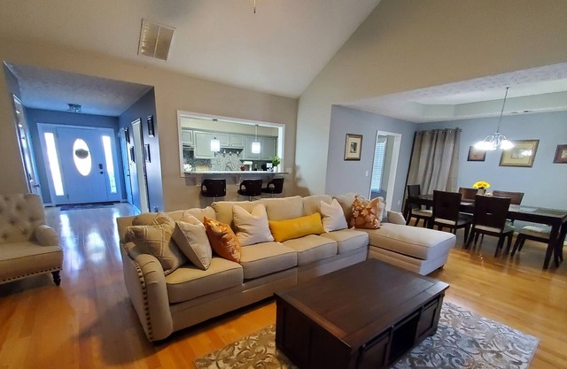 Warm, Charming, Relaxing stay in Lawrenceville.
