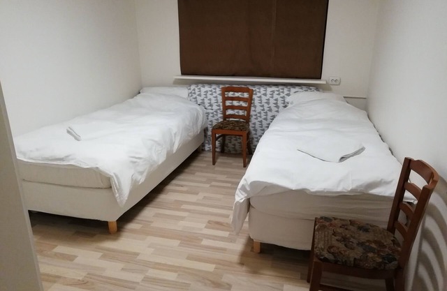 Base chaleureuse et confortable, chambre privée partageant un espace commun avec une autre pièce.