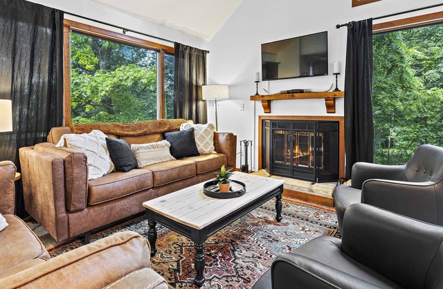 Warm & Cozy 3-Bedroom Cottage - With Hot Tub