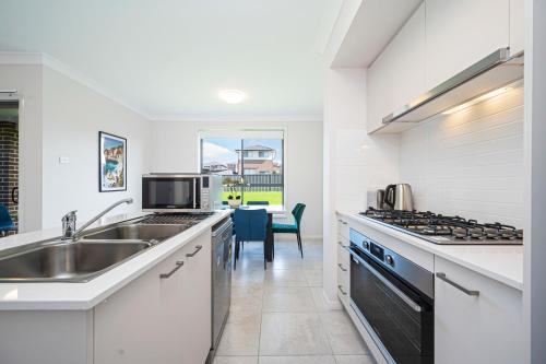 Warm cozy 5Br house near train station & Coles