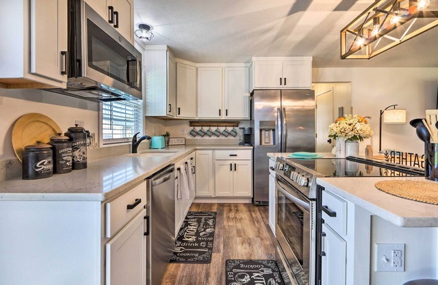 Warm + Cozy Buckeye Lake Home: Yard + Patios!