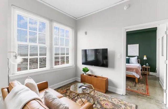 Warm Cozy Historic Downtown APT - Free Parking