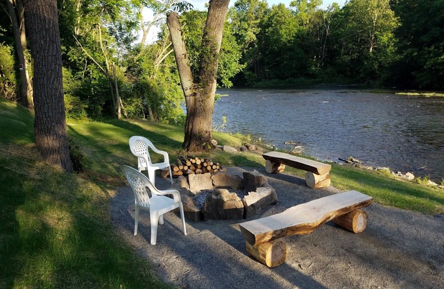 Chaleureuse et invitante, cabine familiale sur le ruisseau.