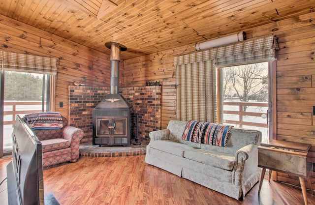 NEW! Warm Pet-Friendly Cabin w/ Fire Pit & Balcony