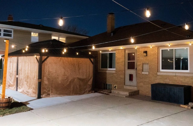 Warm spacious midsize home w/ comfort and fun