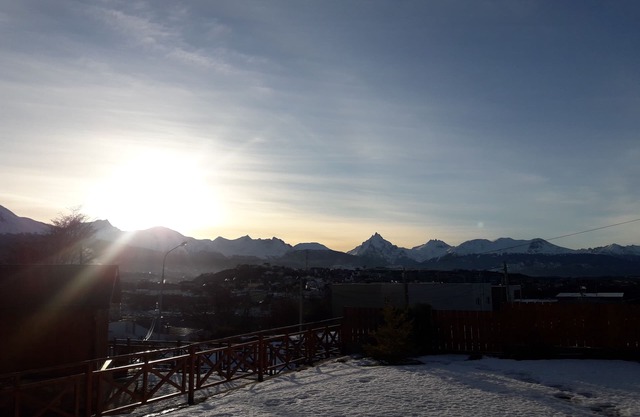 Studio chaleureux avec vue sur les montagnes.