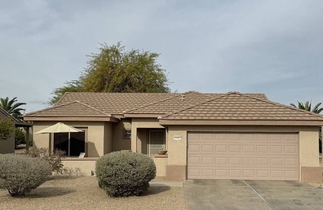Sun City Grand: Relax in this lovely 2bd/2ba with an open floorplan