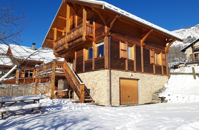 Chaleureux Chalet Traditionnel en Bois Briançon Serrechevalier 1200m