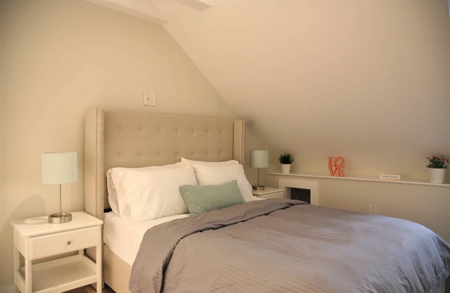 Warm & Unique - Amazing Downtown Location - 2 Queen Beds - Disney+ Included