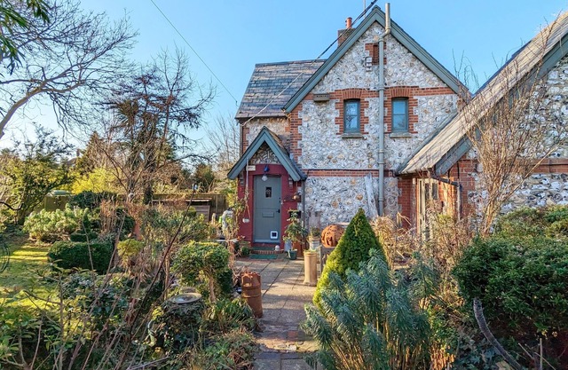 Warren Cottage - sleeps 4 guests in 2 bedrooms
