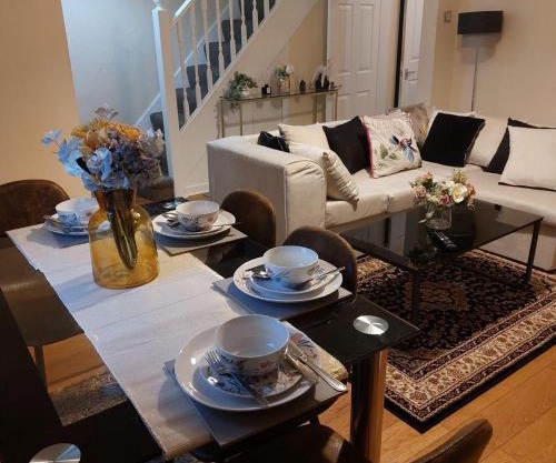 Warrington - House - Sleeps 10 - Parking - Garden