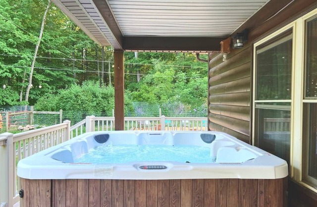 Wasson Woods Retreat w/ Fire Pit & HOT TUB