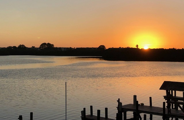 Regarder le lever du soleil sur la baie